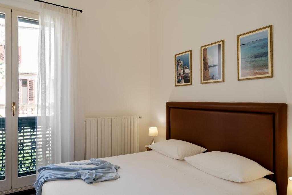 sypialnia z łóżkiem i dużym oknem w obiekcie Palazzo De Tomasi B&B w mieście Gallipoli