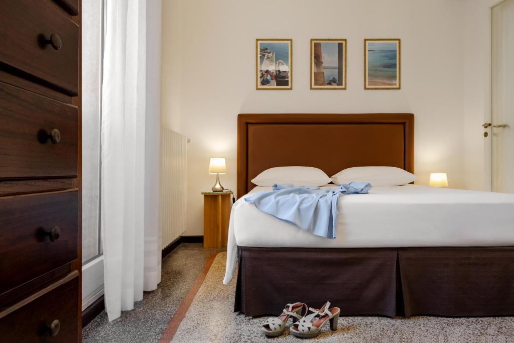 Łóżko lub łóżka w pokoju w obiekcie Palazzo De Tomasi B&B