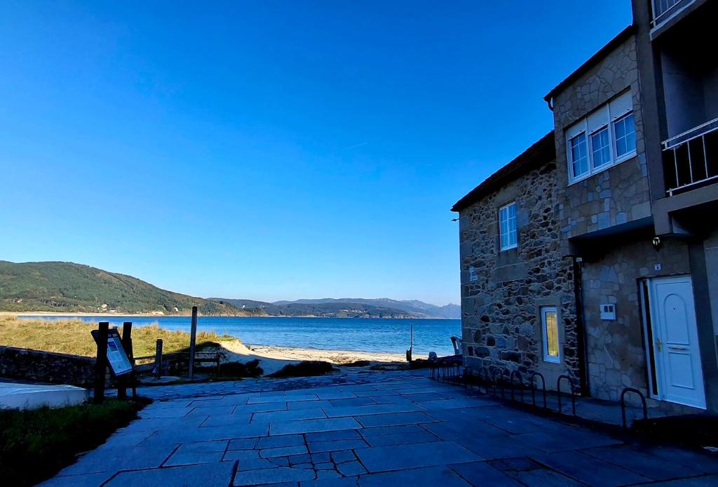 un edificio con vistas a la playa y al océano en La Casa de Ana en Fisterra, en Finisterre
