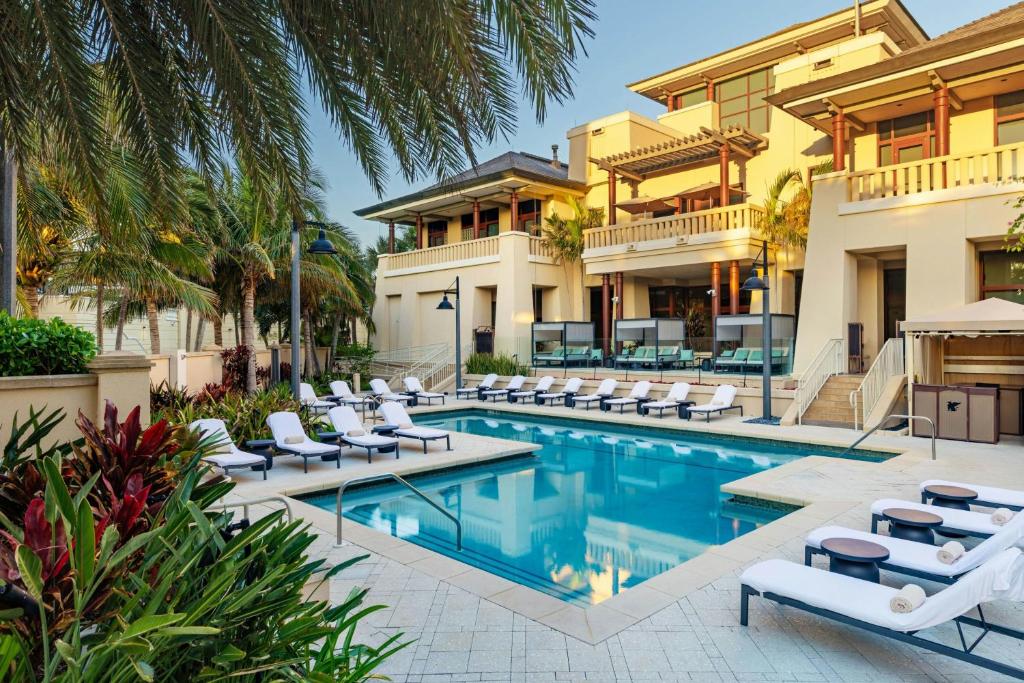 Una imagen de una villa con piscina y tumbonas. en JW Marriott Marco Island Beach Resort, en Marco Island