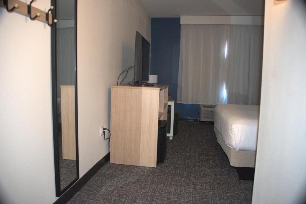 Postel nebo postele na pokoji v ubytování Spark by Hilton Amarillo East
