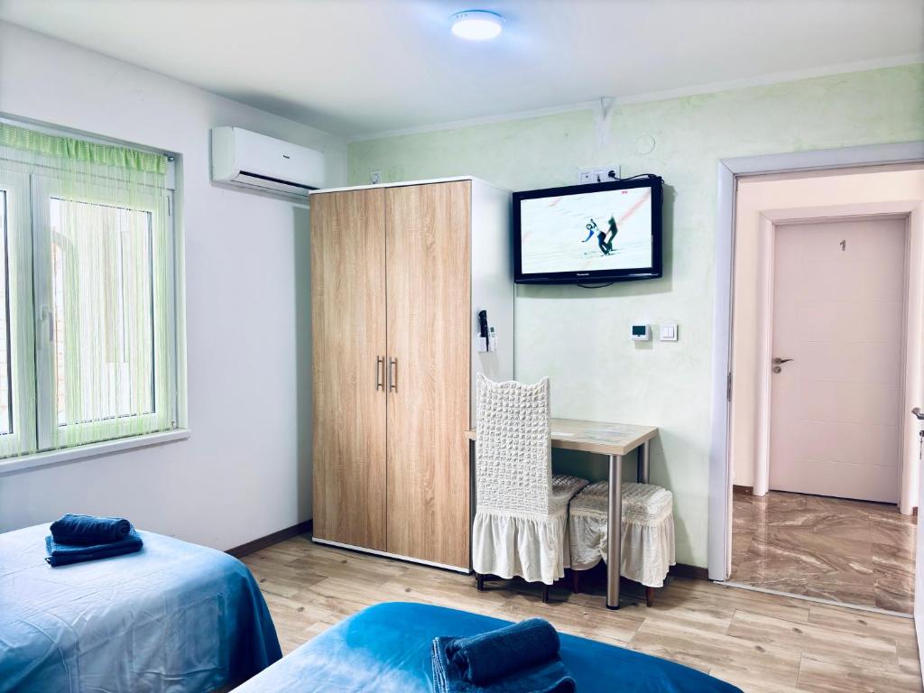 TV a/nebo společenská místnost v ubytování Adam's Apartments 4