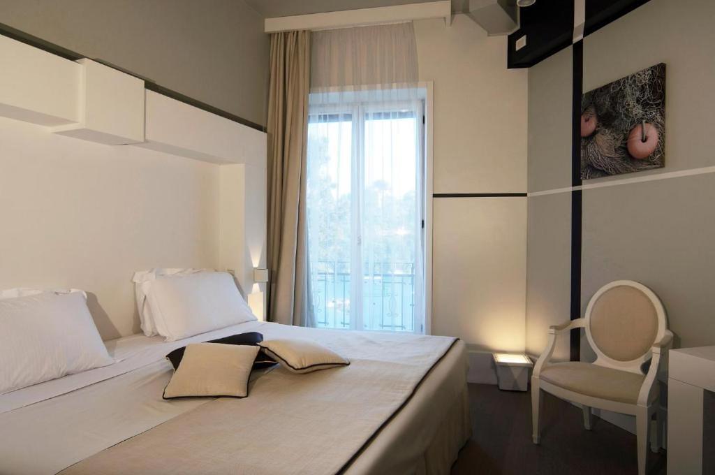 Ένα ή περισσότερα κρεβάτια σε δωμάτιο στο Portofino Deluxe Family Suite - balcony, sea view, private hotel beach