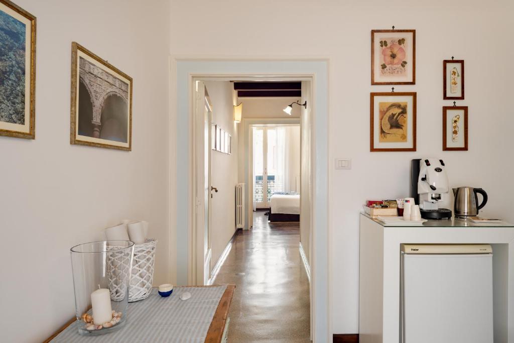 kuchnia z białymi ścianami i stołem w pokoju w obiekcie Palazzo De Tomasi B&B w mieście Gallipoli