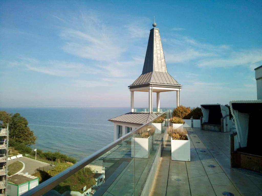 einen Pavillon auf einem Gebäude mit Meerblick in der Unterkunft FIRST im FIRST Sellin, Penthouse Paradies am Meer in Ostseebad Sellin