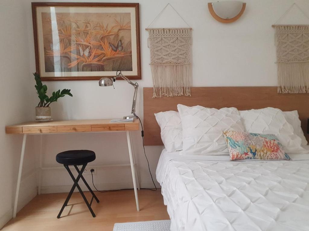 ニースにある3 rooms GEM in Old Town Niceの白いベッドと机のある寝室