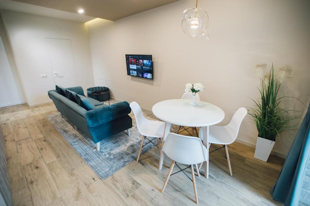a living room with a table and a couch at ATLANT luxury Studio Apart навпроти ТЦ ДЕПОТ та АТБ in Chernivtsi