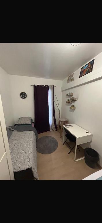 une petite chambre avec un lit et un bureau dans l'établissement Studette, à Paris