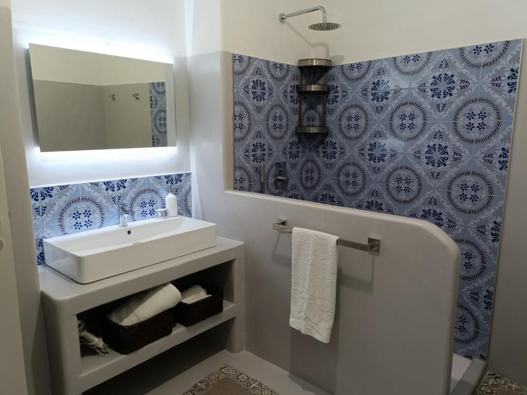 łazienka z umywalką i lustrem w obiekcie Casa Eolie relax w mieście Lipari
