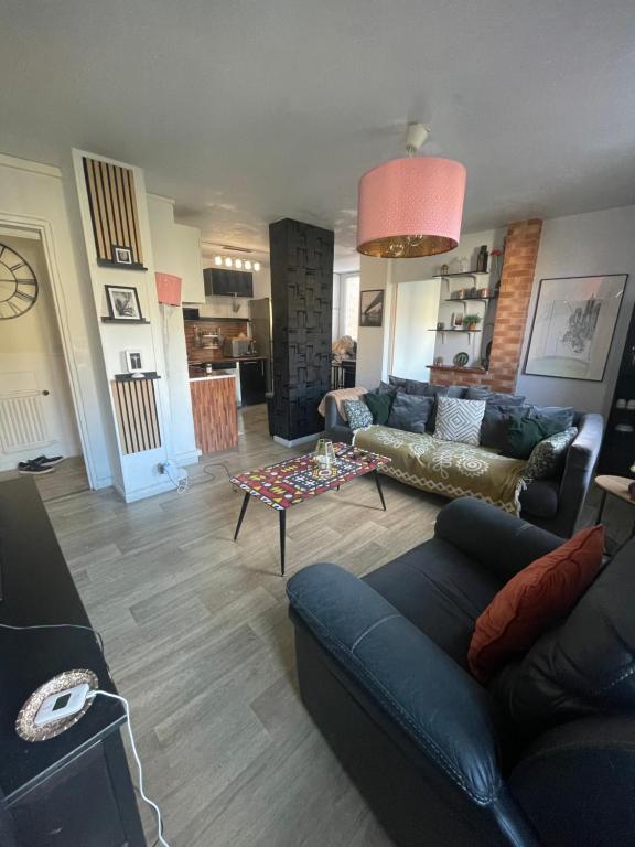 Kuchyň nebo kuchyňský kout v ubytování Bel appartement spacieux ,convivial de 3 chambres avec parking privé sécure