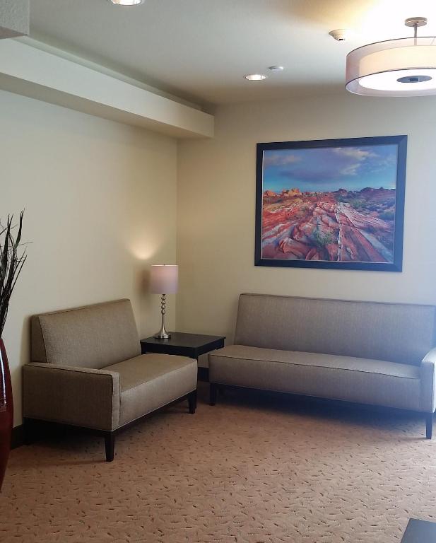 Posezení v ubytování Ledgestone Suites Hotel Elko