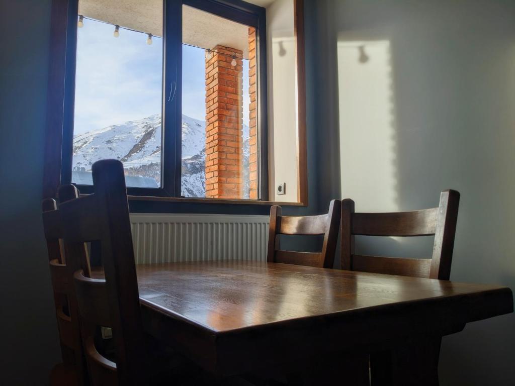 Nespecifikovaný výhled na hory nebo výhled na hory při pohledu z hotelu