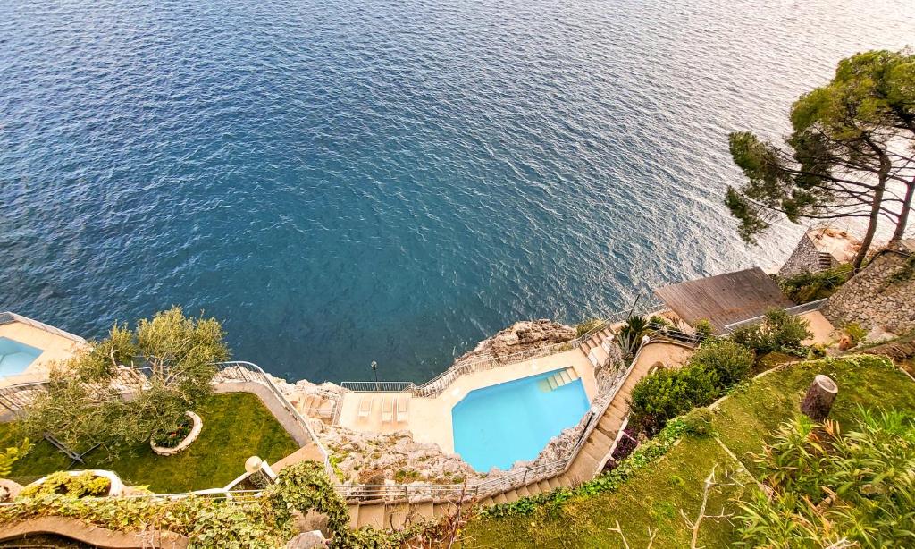 eine Luftansicht auf das Wasser mit einem Pool in der Unterkunft Villa Eris Amalfi Coast in Conca dei Marini