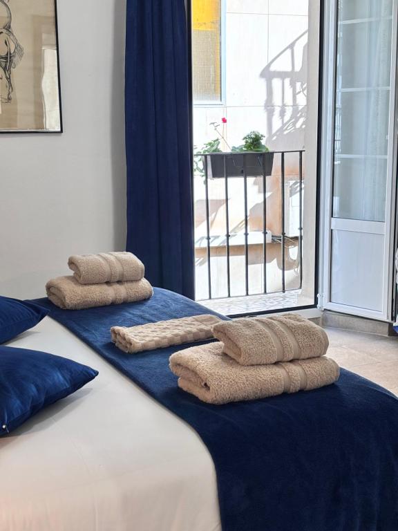 Postel nebo postele na pokoji v ubytování Shanti’s Andalusian Rooms