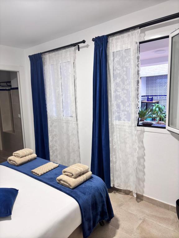 Postel nebo postele na pokoji v ubytování Shanti’s Andalusian Rooms