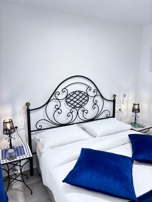 Postel nebo postele na pokoji v ubytování Shanti’s Andalusian Rooms