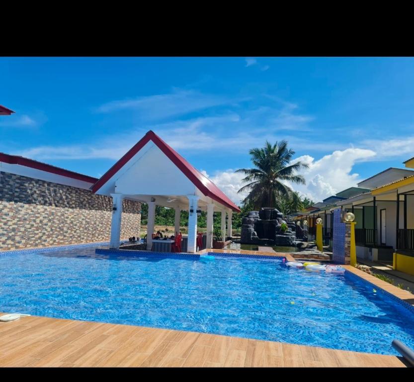 Bazén v ubytování Dalili's resort pulau suri nebo v jeho okolí
