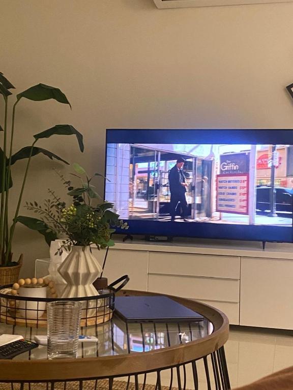 TV a/nebo společenská místnost v ubytování Sifah seaCottage