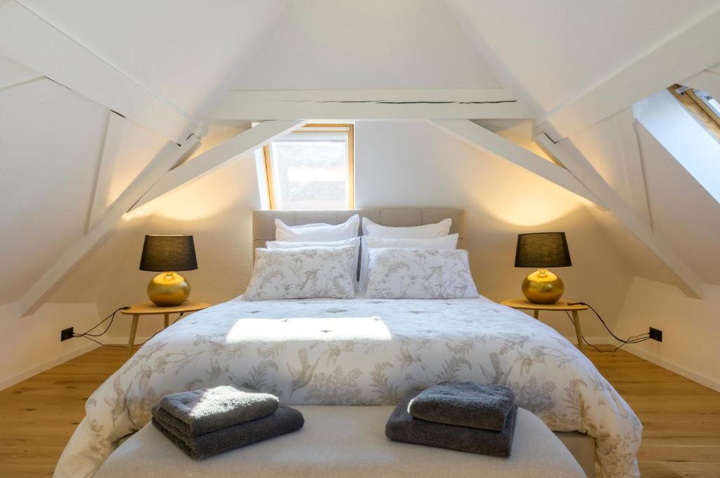 ein Schlafzimmer mit einem großen Bett mit zwei Lampen in der Unterkunft Maison cosy et bien située in Colmar