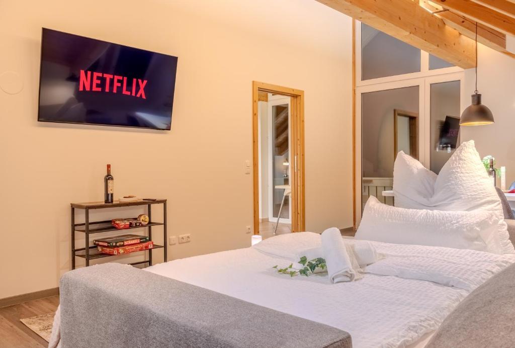 Letto o letti in una camera di Helle Wohnung mit Seeblick