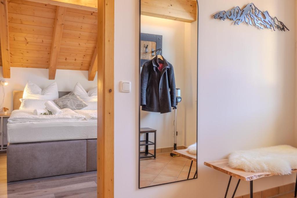 Letto o letti in una camera di Helle Wohnung mit Seeblick