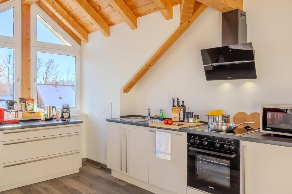 Cucina o angolo cottura di Helle Wohnung mit Seeblick