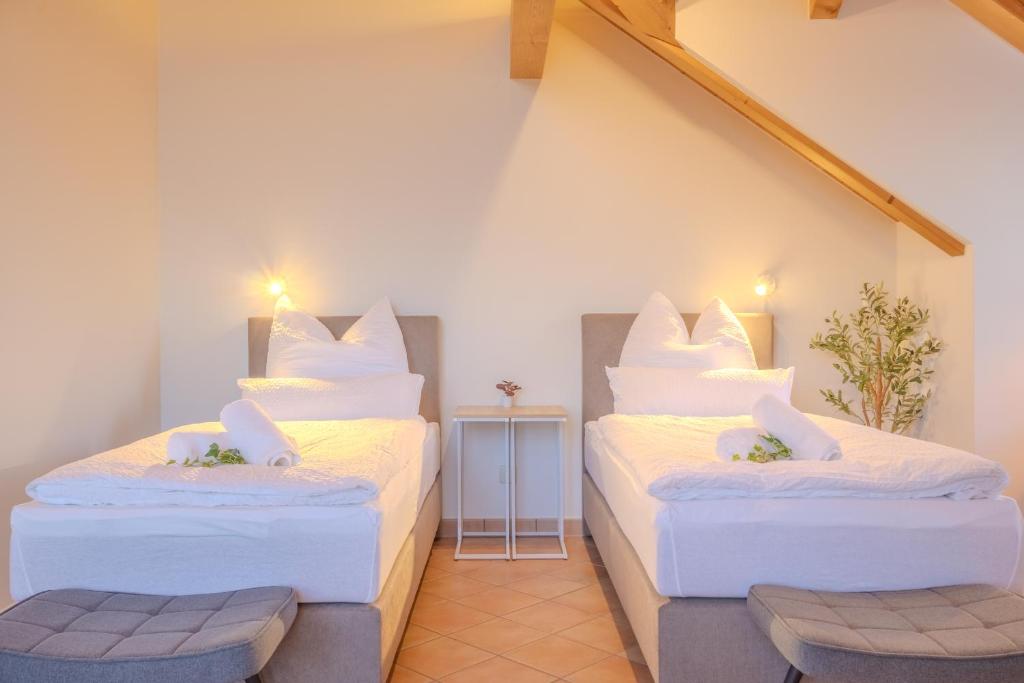 Letto o letti in una camera di Helle Wohnung mit Seeblick
