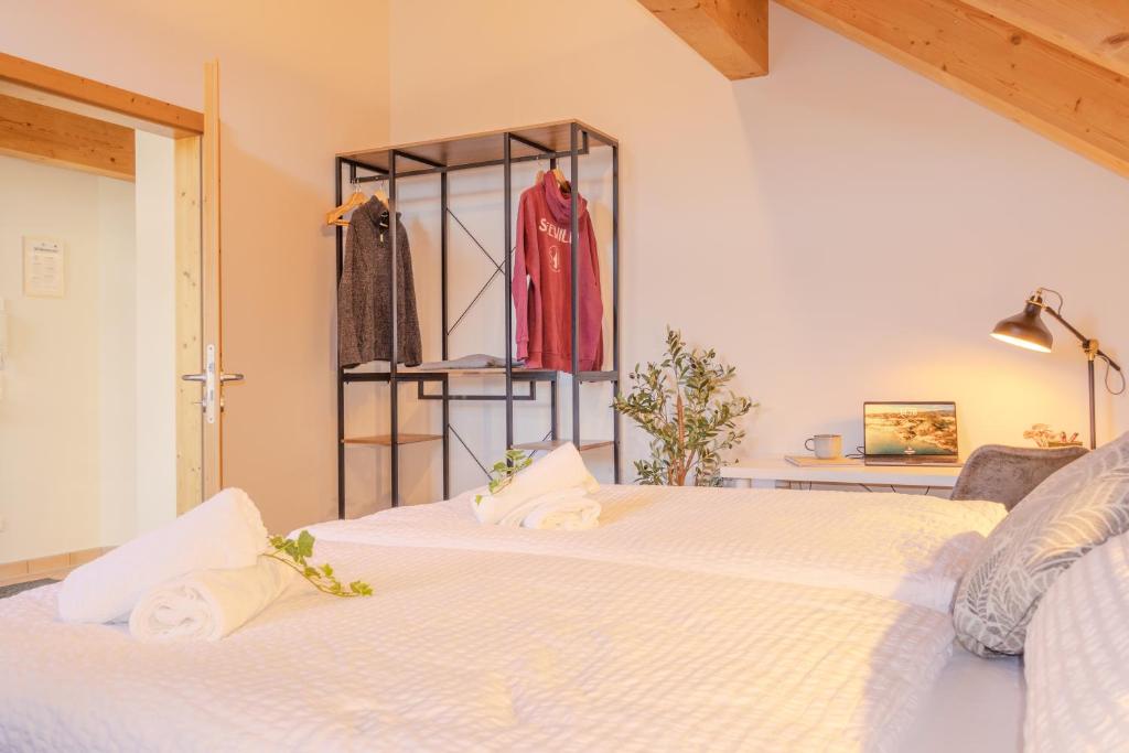 Letto o letti in una camera di Helle Wohnung mit Seeblick