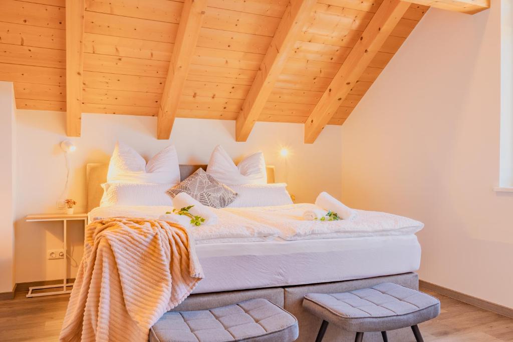 Letto o letti in una camera di Helle Wohnung mit Seeblick