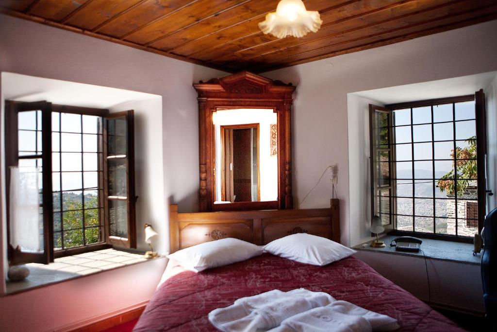 Postel nebo postele na pokoji v ubytování Archontiko Repana - Makrinitsa Stone Retreat