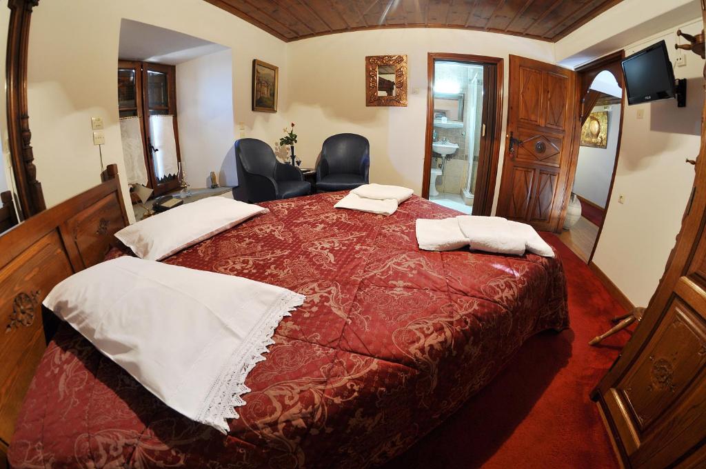 Postel nebo postele na pokoji v ubytování Archontiko Repana - Makrinitsa Stone Retreat