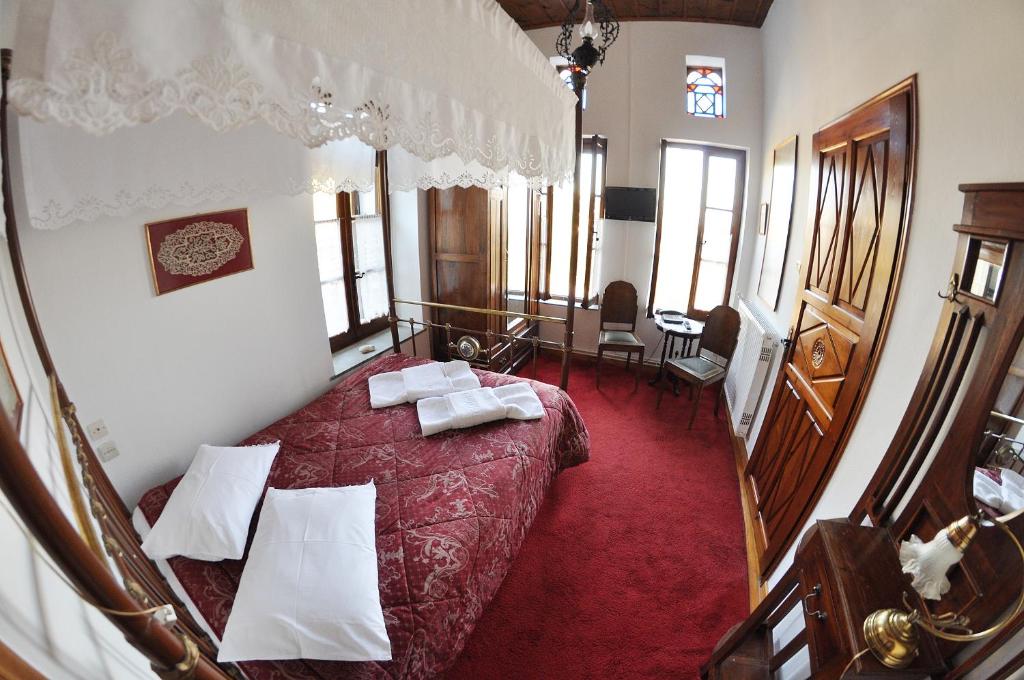 Postel nebo postele na pokoji v ubytování Archontiko Repana - Makrinitsa Stone Retreat