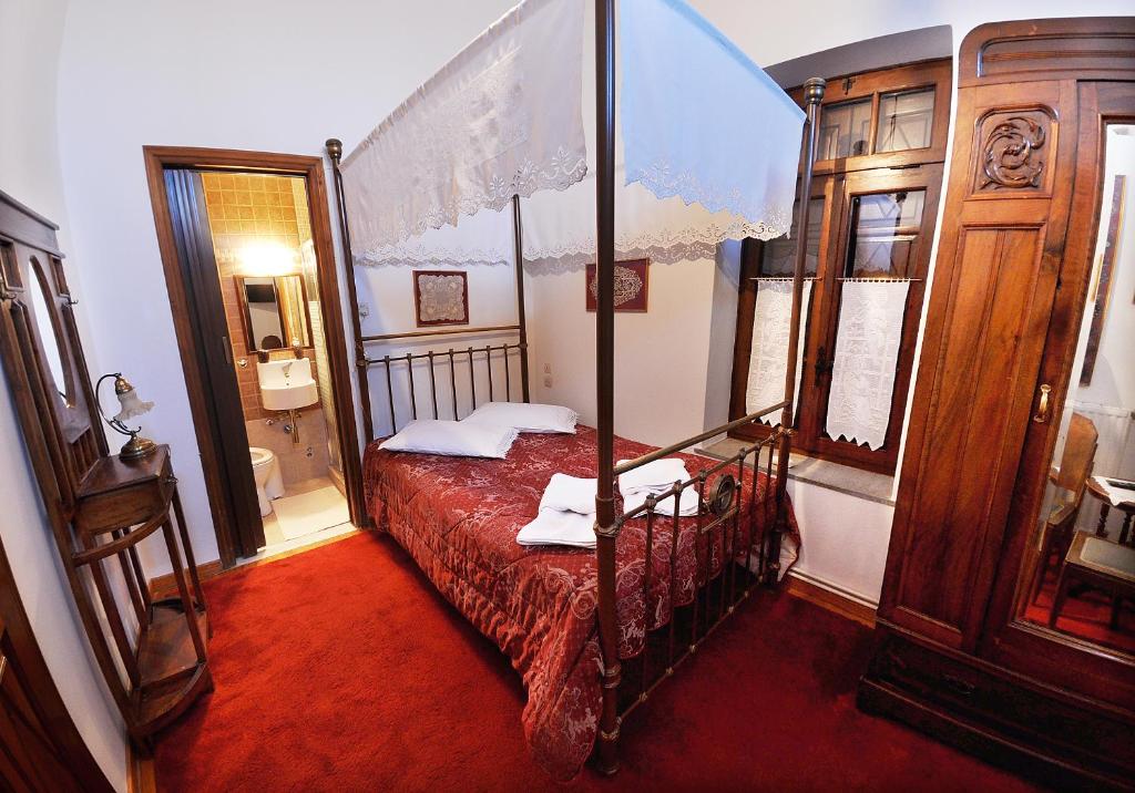 Postel nebo postele na pokoji v ubytování Archontiko Repana - Makrinitsa Stone Retreat