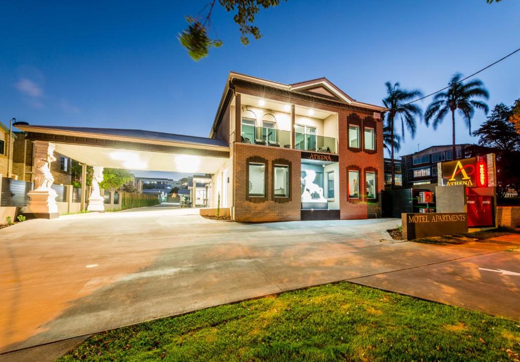 um parque de estacionamento vazio em frente a um edifício em Athena Motel Apartments em Toowoomba