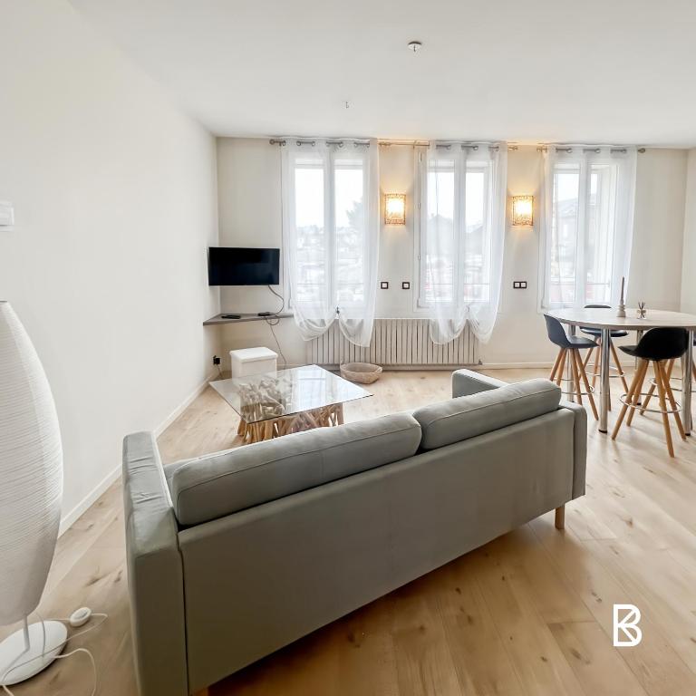 un salon avec un canapé et une table dans l'établissement L'Échapée Z'Aisne, à Saint-Quentin