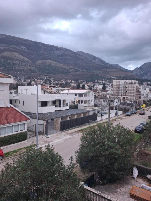 En generel udsigt til bjerge eller udsigt til bjerge taget fra lejligheden