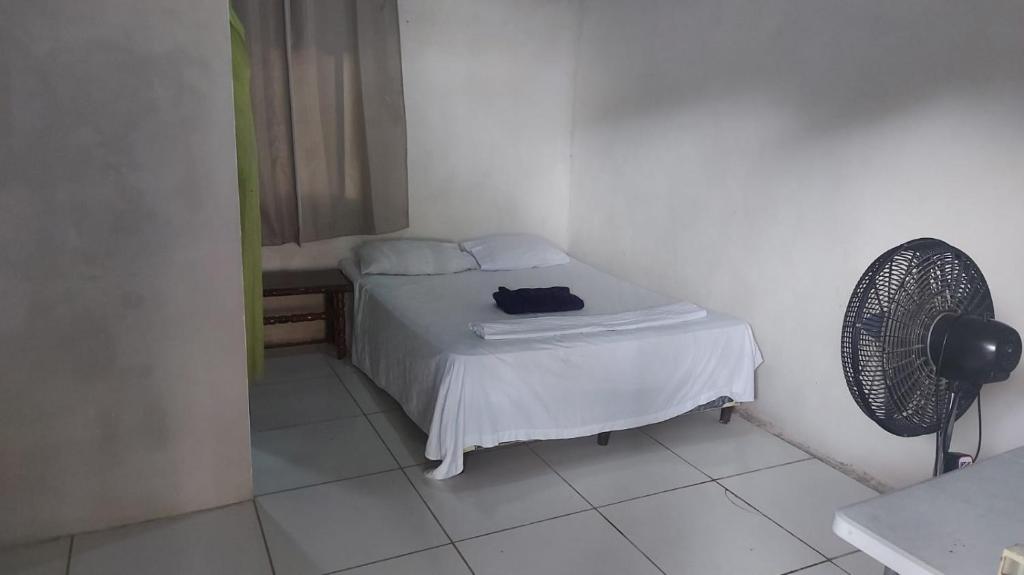 リバスにあるHostal Brisas del Ometepe Habitación 4のファン付きの客室の小さなベッド1台分です。