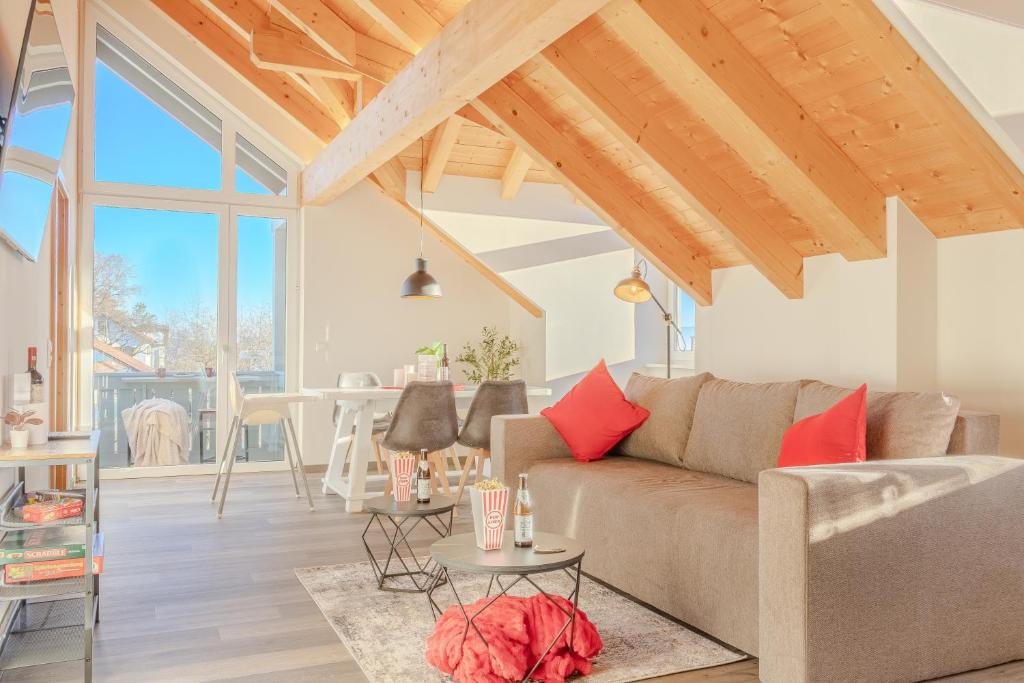 un soggiorno con un divano e un tavolo di Helle Wohnung mit Seeblick a Tutzing