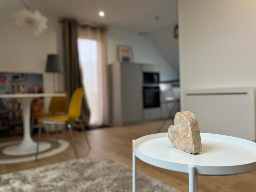 a heart sitting on a table in a living room at Appartement Hortensias in Crévin