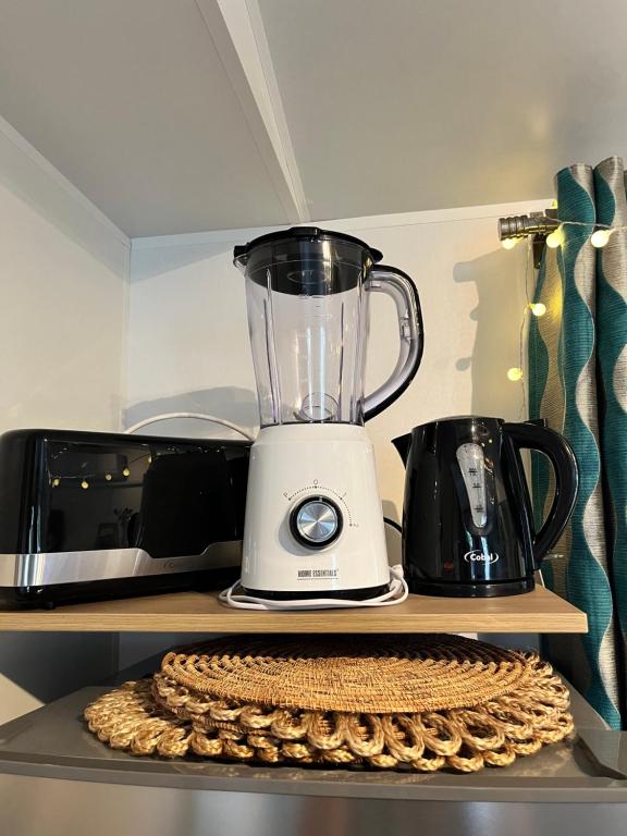 a blender sitting on a shelf next to a toaster oven at On est trop bien ici in Lège-Cap-Ferret