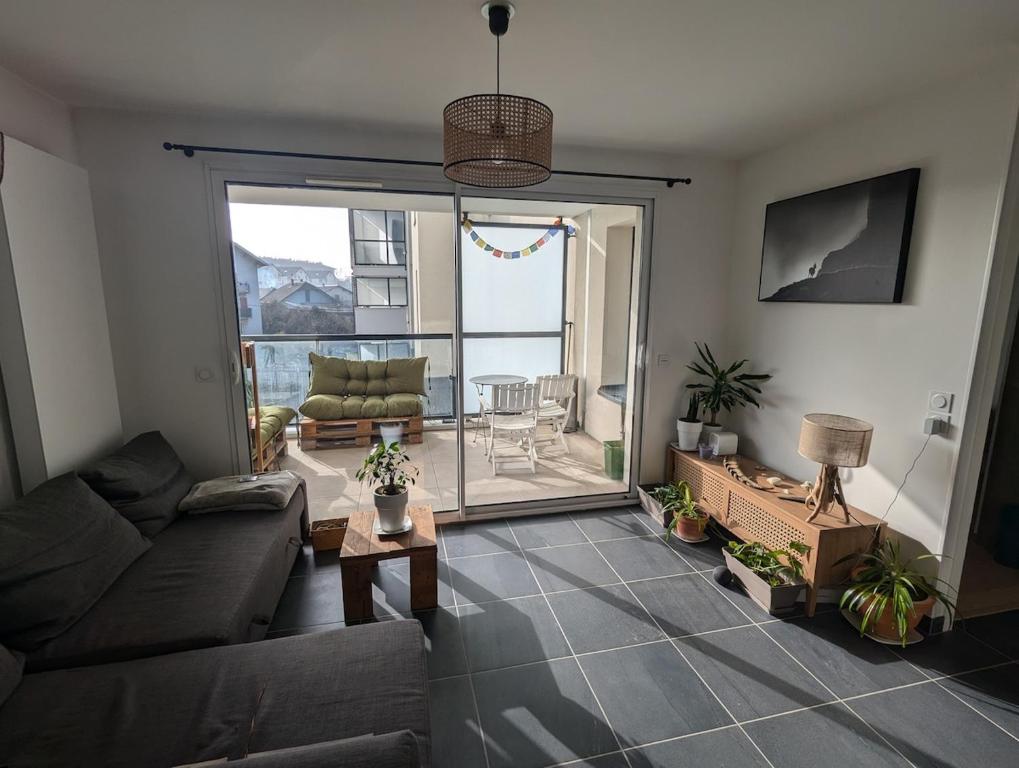 un salon avec un canapé et une grande fenêtre dans l'établissement Apartment for 2 people in Annecy, à Annecy