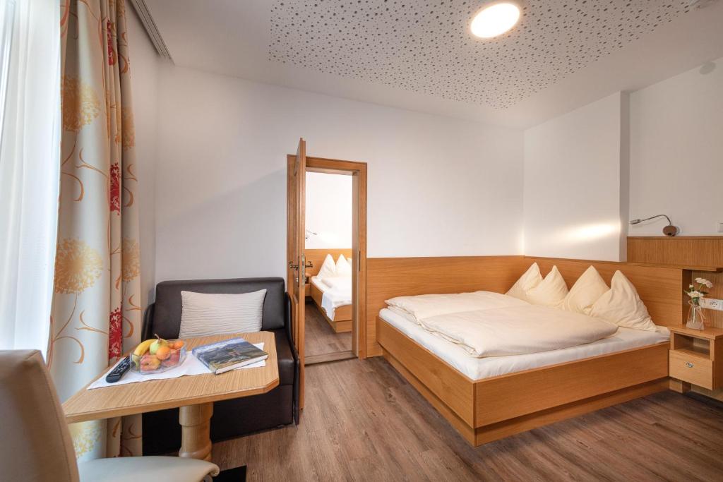 Postel nebo postele na pokoji v ubytování Hotel Alpenhof - New Sauna Area