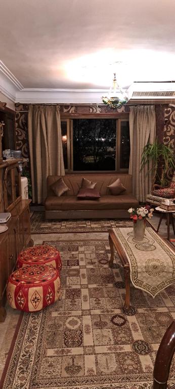 Posezení v ubytování Panorama Apartment close to Cairo Airport with free pick up and dropoff airport limousine limousine gratuite depuis et vers l'aéroport 免费利莫司汀往返机场