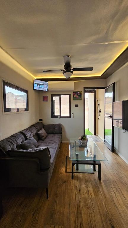 ein Wohnzimmer mit einer Couch und einem Glastisch in der Unterkunft Wonder Elat in Eilat