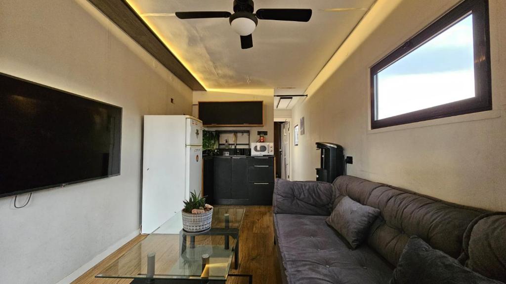 ein Wohnzimmer mit Couch und Fernseher in der Unterkunft Wonder Elat in Eilat