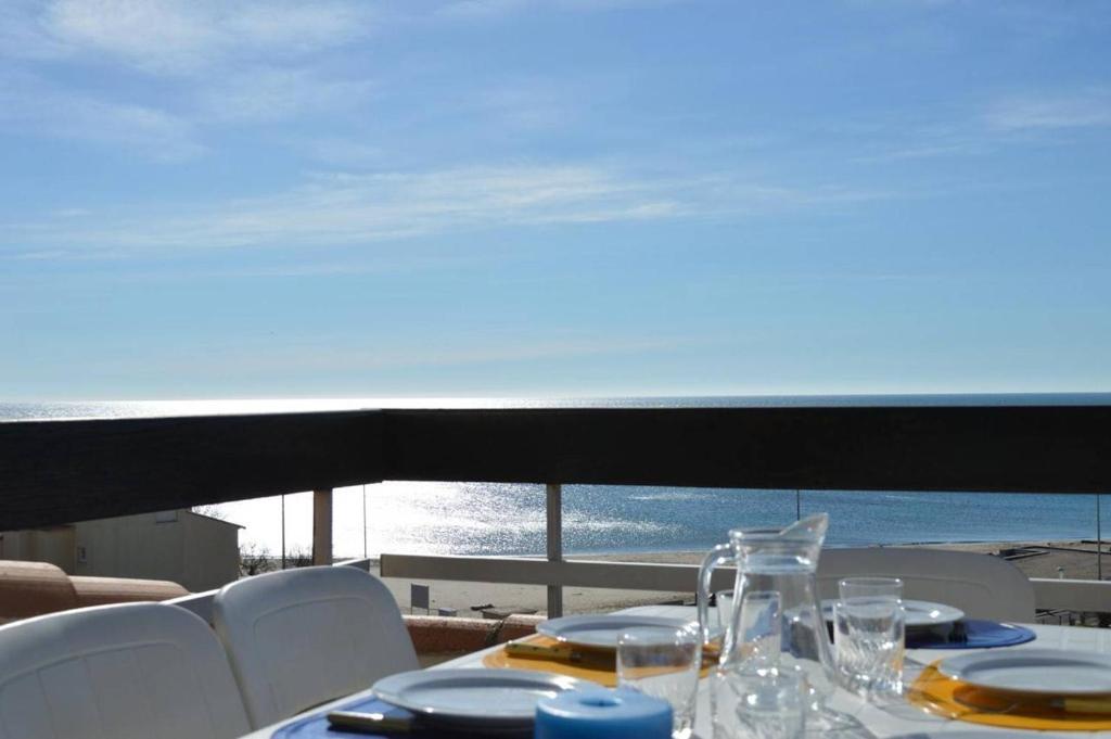 une table avec vue sur l'océan sur un navire dans l'établissement Appartement 3 pièces CAP D'AGDE CT370-136, au Cap d'Agde