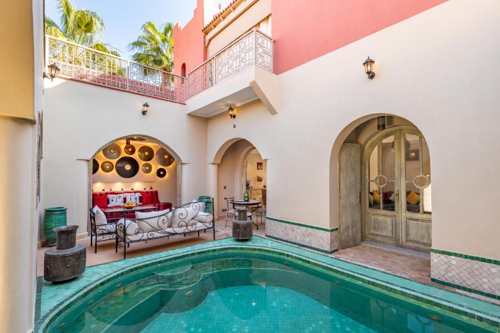 Bazén v ubytování Riad de Charme 4 chambres à La Palmeraie nebo v jeho okolí