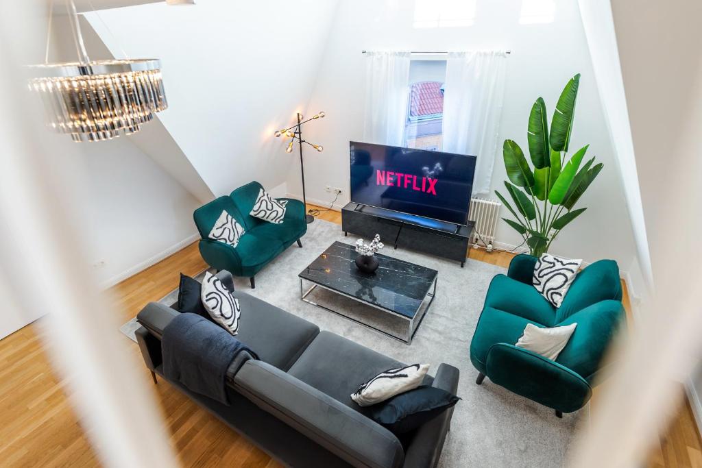 TV a/nebo společenská místnost v ubytování nestup - 130 qm Maisonette-Penthouse - Dachterrasse mit exklusivem Panoramablick