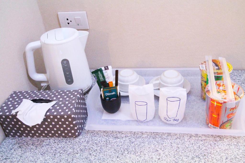 Příslušenství pro přípravu čaje a kávy v ubytování At Residence Suvarnabhumi Hotel