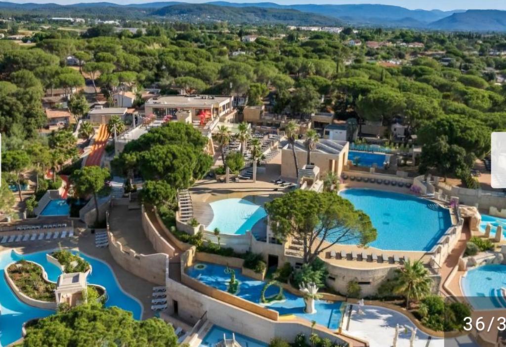 une vue aérienne d'un complexe avec deux piscines dans l'établissement mobil home climatisé 6p camping les cigales au muy, au Muy